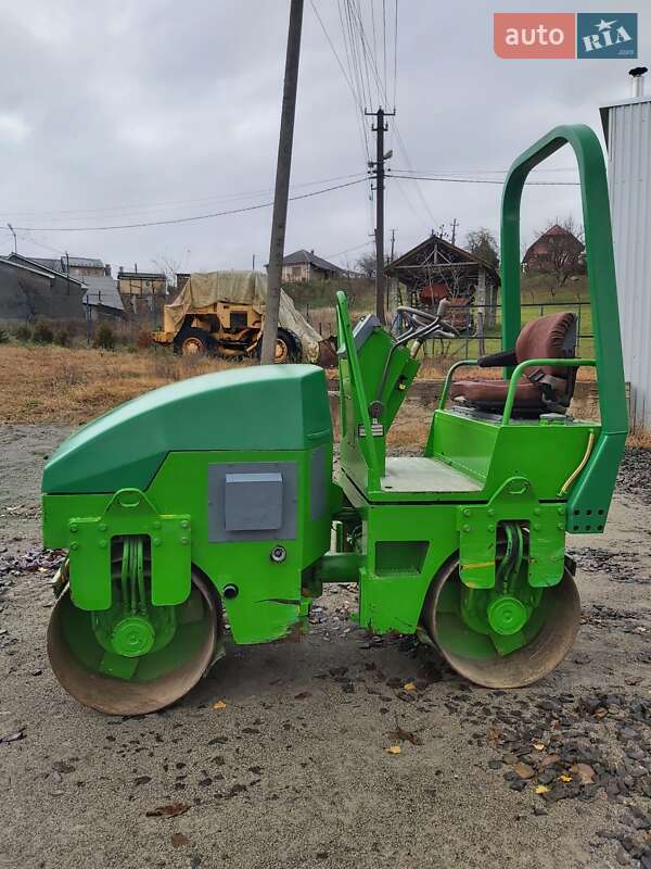 Дорожній каток Stavostroj VSH-300 2001 в Виноградові