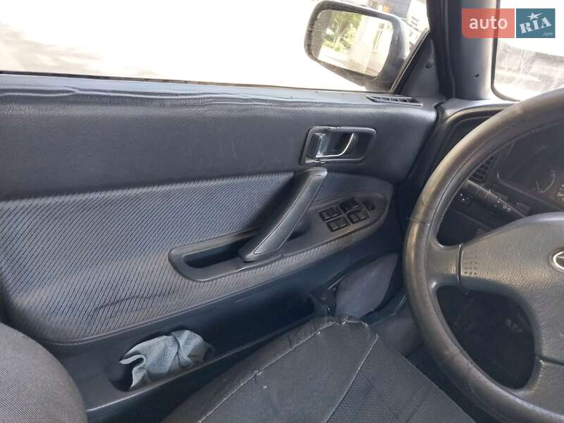 Седан Subaru Legacy 1993 в Рени
