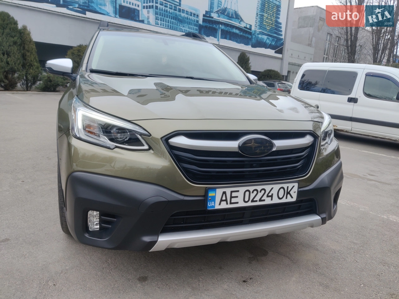 Subaru OUTBACK TOURING XT. 2.4 турбо.(260 л.с) Сама максимальна комплектація! Повний привід. Режим їзди по бездоріжжю X-Mode. Підрульові перемикачі швидкості. Контроль тиску в шинах. Світлодіодні передні фари. Система автоматичного вмикання / вимикання дальнього світла (HBC, HBA). Світлодіодні вогні денного  світла. Датчик світла. Навігаційна система. Аудіосистема: Harman Kardon. 11 динаміків. Сабвуфер. Apple CarPlay / Android Auto. Електропривід багажника. Підігрів дзеркал . Електропривід  дзеркал. Люк с електропривідом. Підігрів зони щіток лобового скла. Камера заднього вида. Камера переднього вида. Система аварійної зупинки(Brake Assist). Система динамічної стабілізації (VDC). Функція розпізнавання втоми водія. Система контролю “сліпих” зон (RVM, BSM). Асистент утримання полоси руху (Lane Assist, LFA). Система доступу і запуску двигуна без ключа (Smart Entry). Великий  сенсорний екран. Бездротова зарядка телефона. Світлодіодні протитуманні фари. Електро сидіння з вентиляцією та підігрівом. Пам'ять сидінь. Підігрів руля. Двузоний клімат-контроль. Адаптивний круіз контроль EyeSight с двома камерами. Система старт стоп. Задні парктроніки, система RAB. Складні рейлінги на крищі. Зеркало с авто затемненням. Управління гаражними воротами. Кліренс 22 см.
Броне плівка на фарах, рейлінги в рапторі, анти хром плівкою, зимова гума pirelli Scorpion 