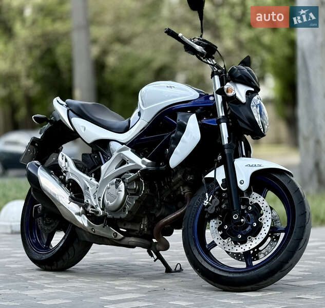 Мотоцикл Спорт-туризм Suzuki Gladius 400 2010 в 