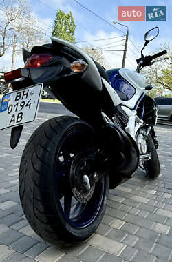 Мотоцикл Спорт-туризм Suzuki Gladius 400 2010 в 