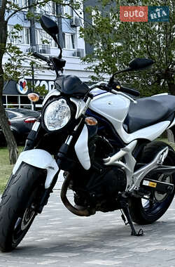 Мотоцикл Спорт-туризм Suzuki Gladius 400 2010 в 