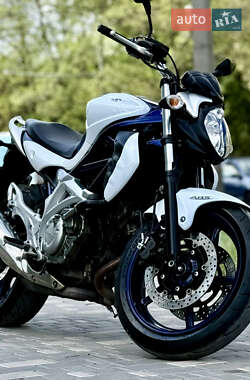 Мотоцикл Спорт-туризм Suzuki Gladius 400 2010 в 