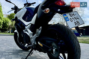 Мотоцикл Спорт-туризм Suzuki Gladius 400 2010 в 