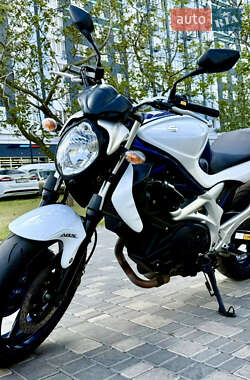 Мотоцикл Спорт-туризм Suzuki Gladius 400 2010 в 