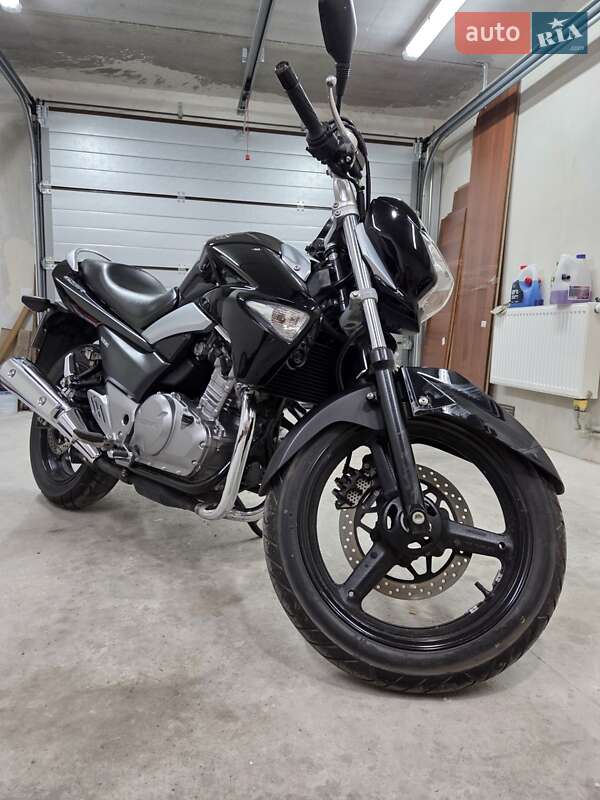 Suzuki GSR 250 2015