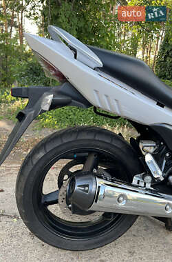 Мотоцикл Без обтекателей (Naked bike) Suzuki GSR 250 2015 в 