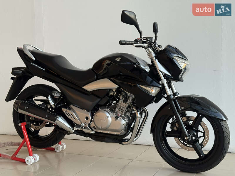 Suzuki GSR 250 2016