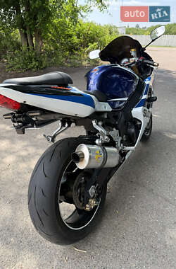 Спортбайк Suzuki GSX-R 1000 2004 в 