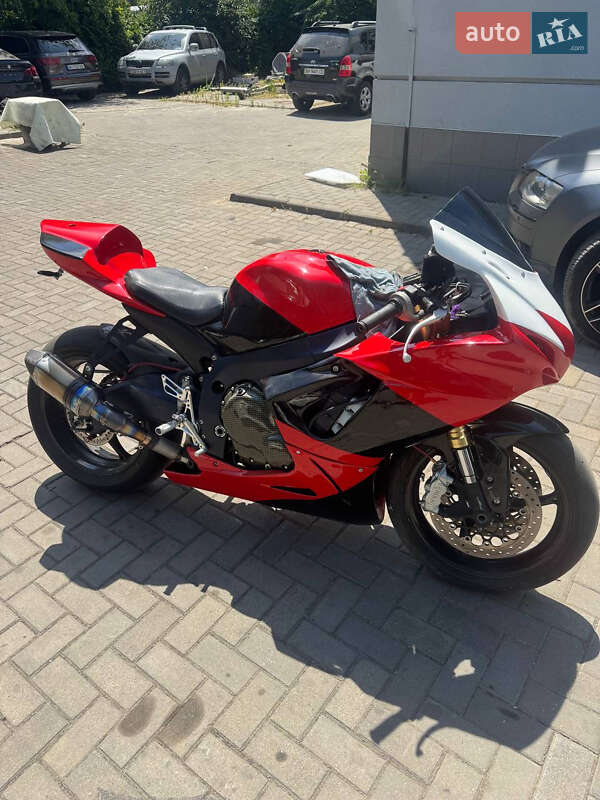 Спортбайк Suzuki GSX-R 600 2012 в 