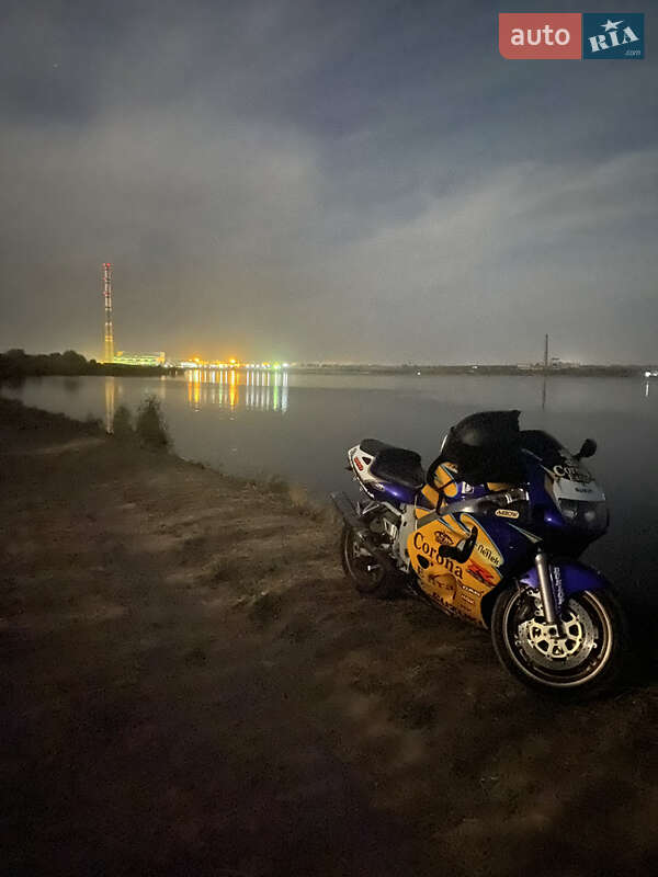 Спортбайк Suzuki GSX-R 600 2000 в Одессе