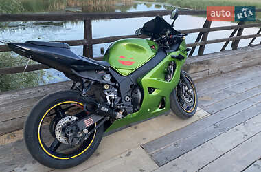 Спортбайк Suzuki GSX-R 600 2004 в 