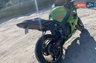 Спортбайк Suzuki GSX-R 600 2004 в 