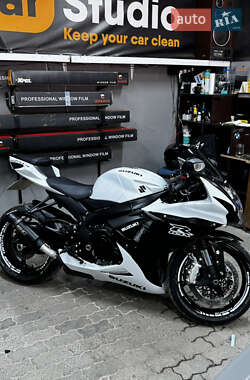 Спортбайк Suzuki GSX-R 600 2023 в 