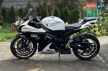 Спортбайк Suzuki GSX-R 600 2023 в 