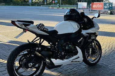 Спортбайк Suzuki GSX-R 600 2023 в 