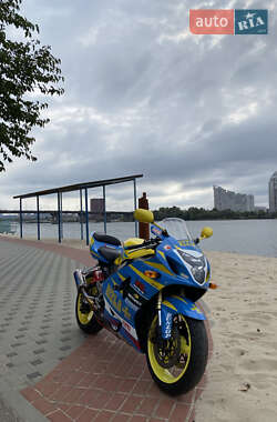 Спортбайк Suzuki GSX-R 750 2004 в 
