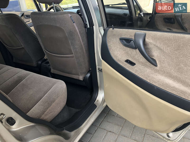 Седан Suzuki Liana 2003 в Новоукраинке