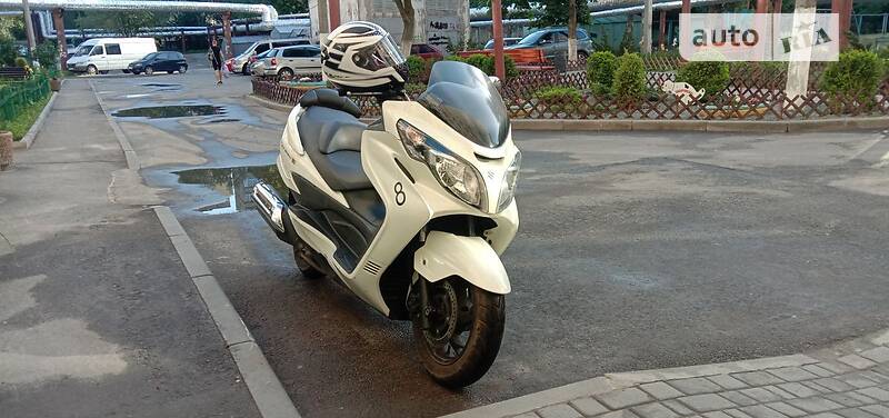 Максі-скутер Suzuki Skywave 250 2010 в 