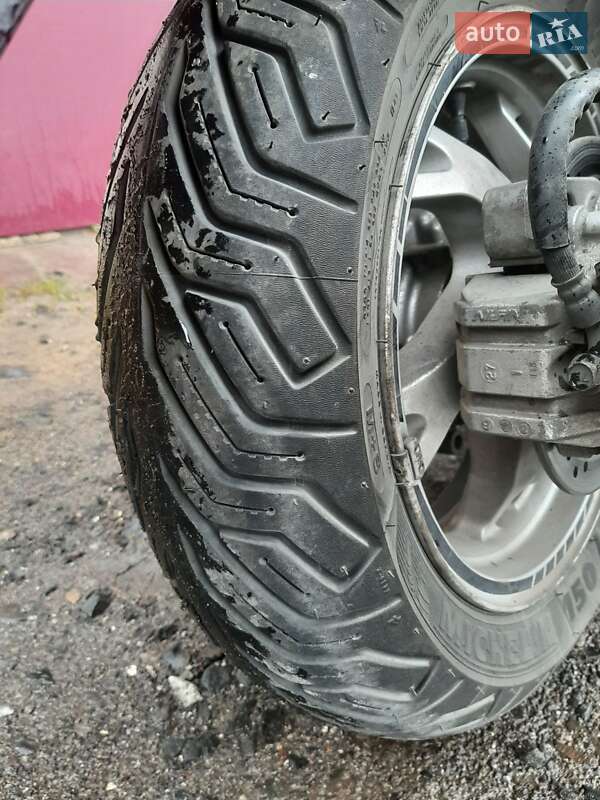 Макси-скутер Suzuki Skywave 250 2011 в Вараше