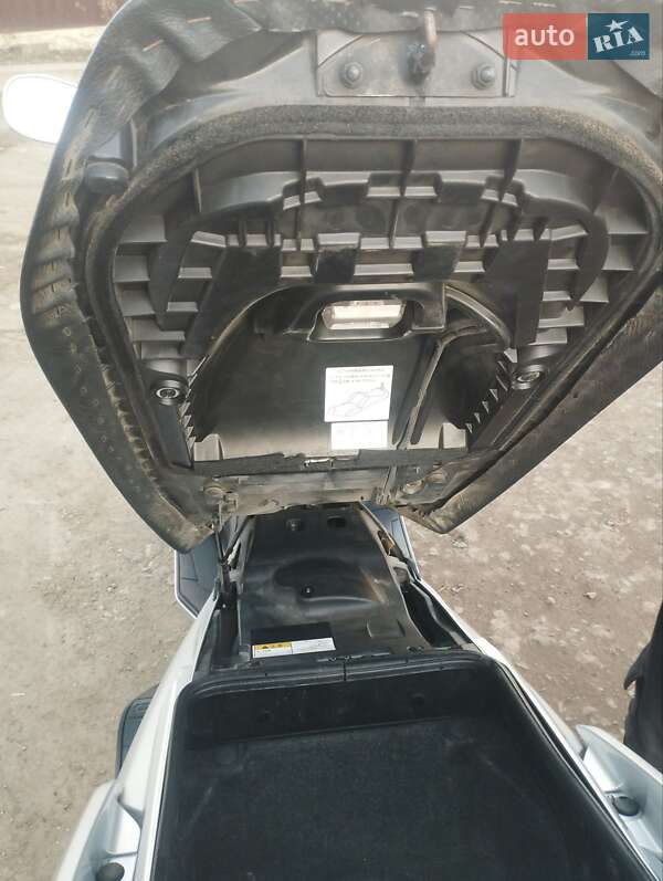 Макси-скутер Suzuki Skywave 400 2008 в Черновцах