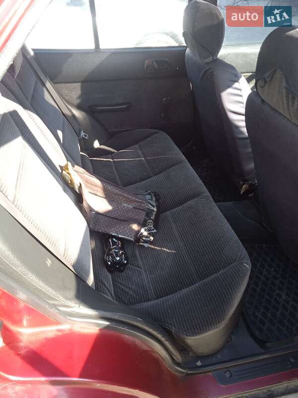 Седан Suzuki Swift 1994 в Пустомитах