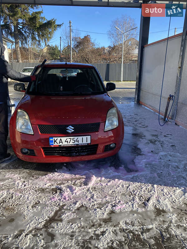 Хэтчбек Suzuki Swift 2006 в Киеве