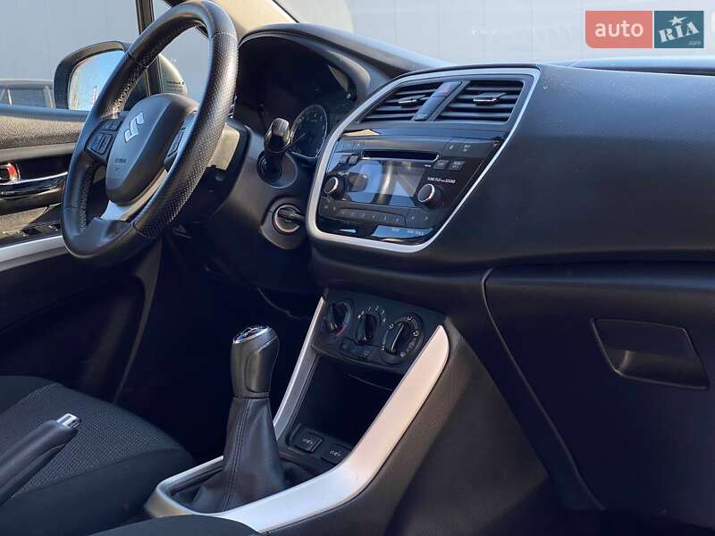 Внедорожник / Кроссовер Suzuki SX4 2016 в Львове