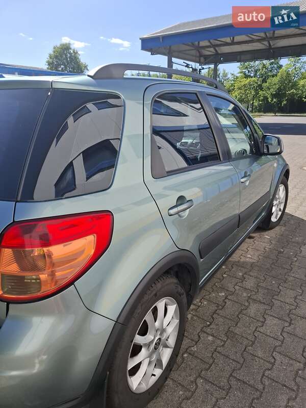 Позашляховик / Кросовер Suzuki SX4 2013 в 