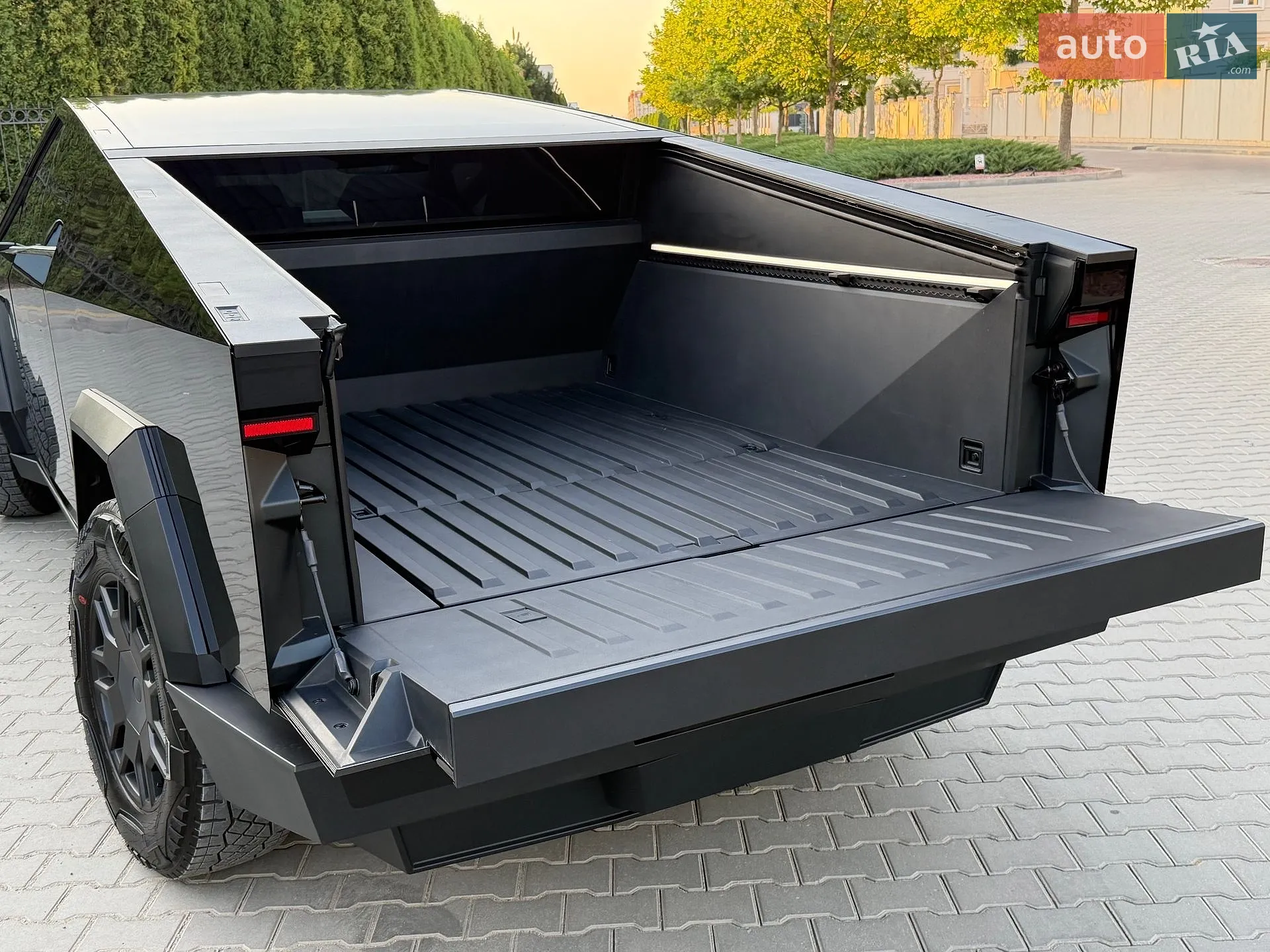 2024 Tesla Cybertruck - мініатюра 38
