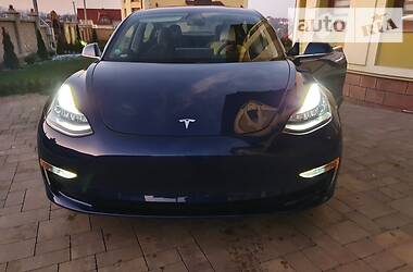 Седан Tesla Model 3 2018 в Чернівцях