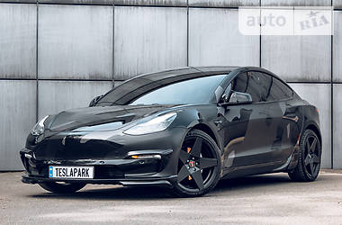 Хэтчбек Tesla Model 3 2018 в Киеве