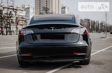 Седан Tesla Model 3 2018 в Києві