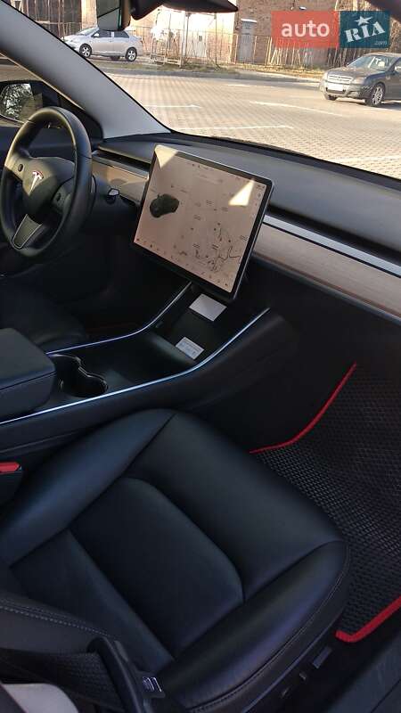 Седан Tesla Model 3 2019 в Чернигове
