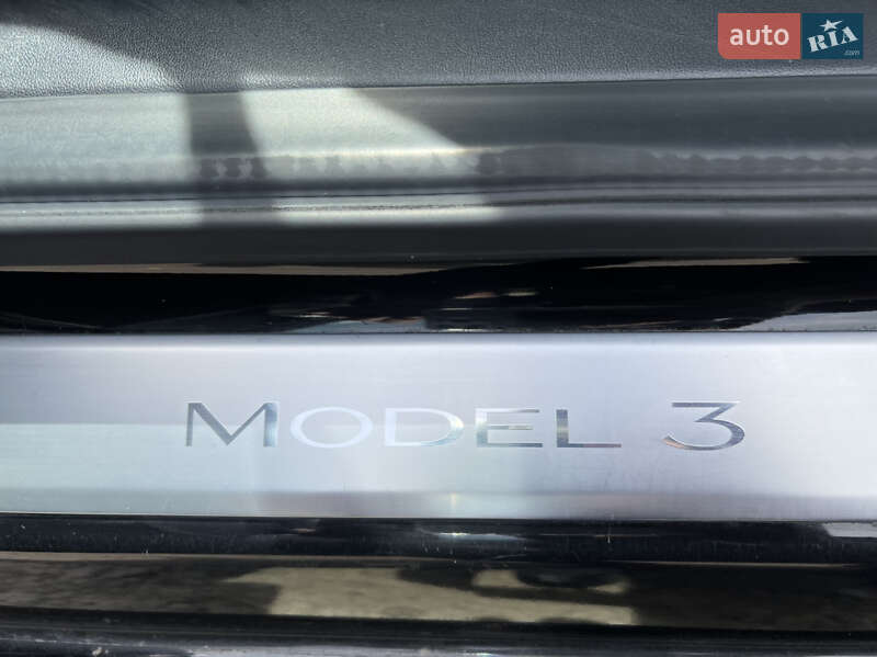 Седан Tesla Model 3 2019 в Ровно