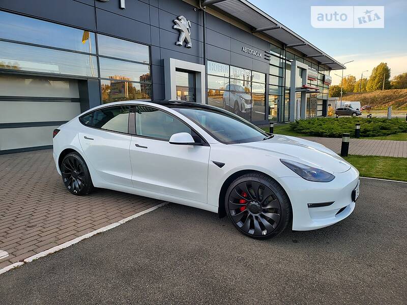 Седан Tesla Model 3 2022 в 
