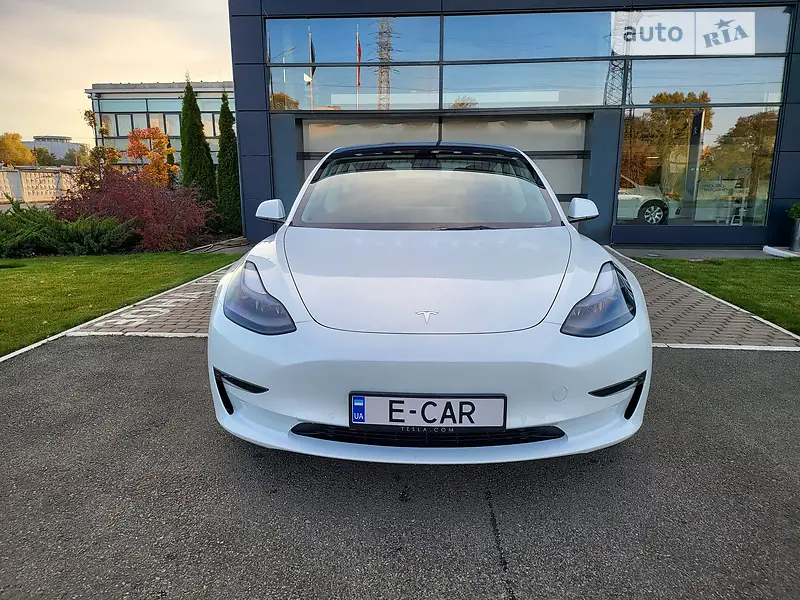 Седан Tesla Model 3 2022 в 