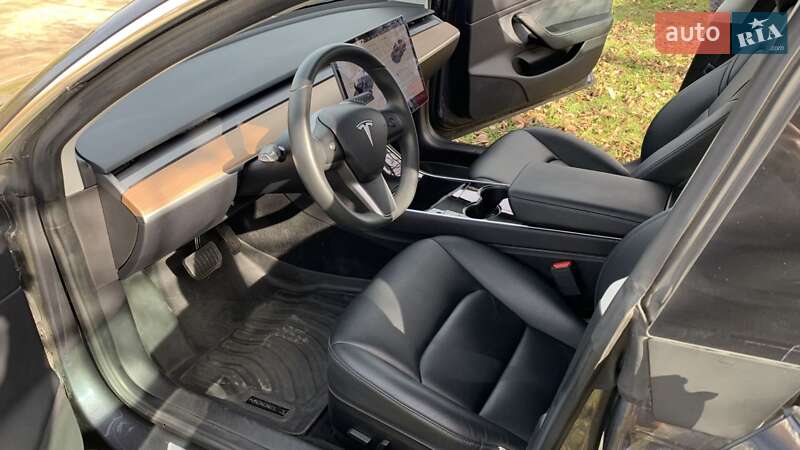 Седан Tesla Model 3 2019 в Чернівцях