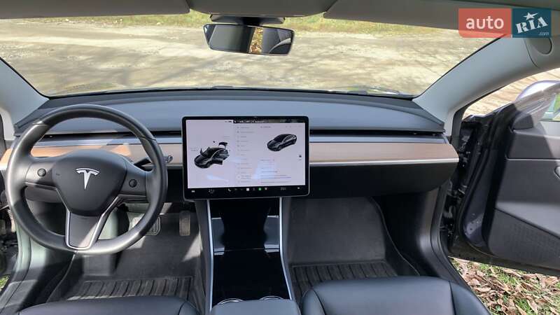 Седан Tesla Model 3 2019 в Чернівцях