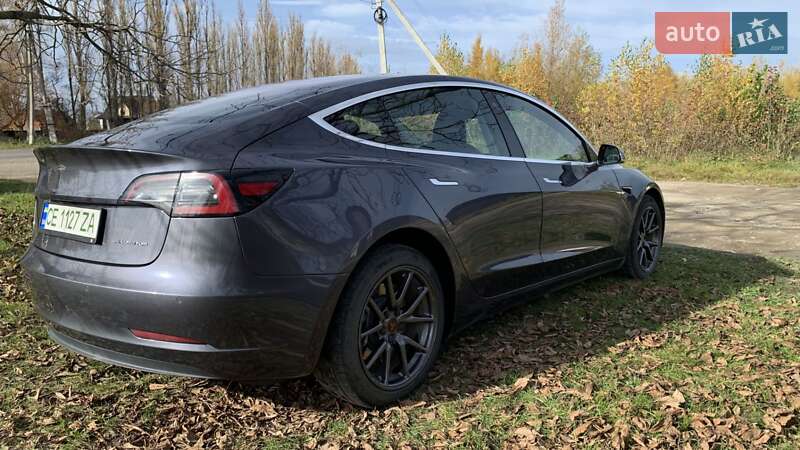 Седан Tesla Model 3 2019 в Чернівцях