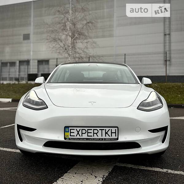 Седан Tesla Model 3 2020 в Ровно