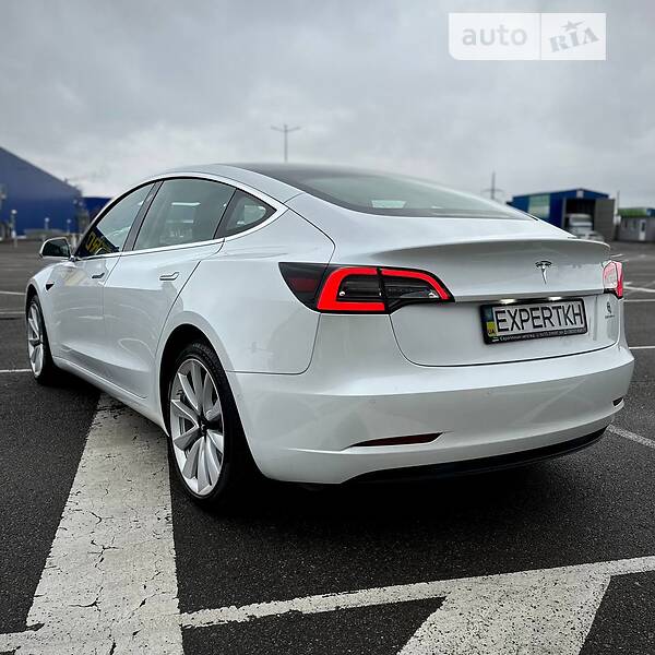 Седан Tesla Model 3 2020 в Ровно