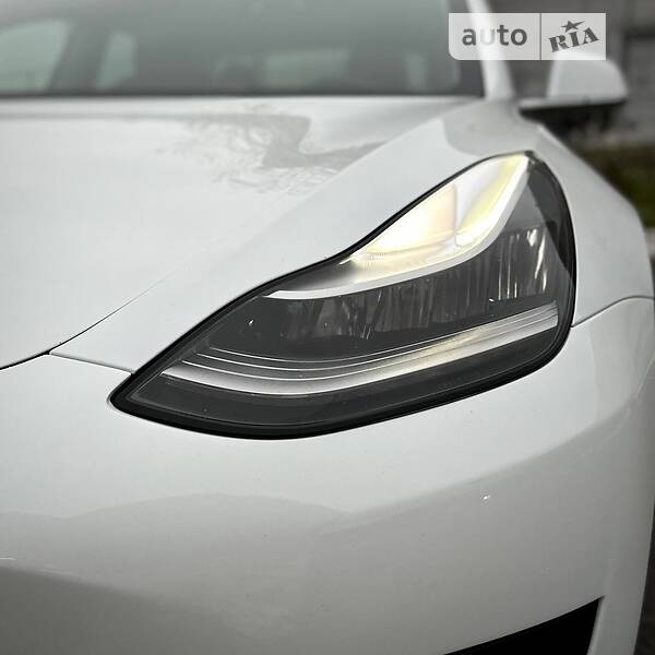 Седан Tesla Model 3 2020 в Ровно