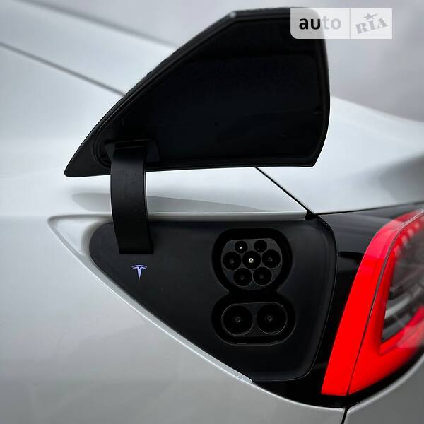Седан Tesla Model 3 2020 в Ровно