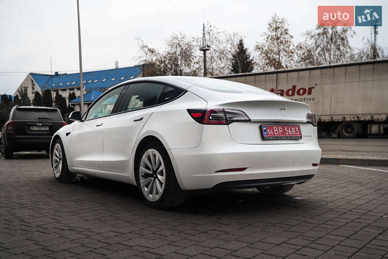 Седан Tesla Model 3 2021 в Ужгороді