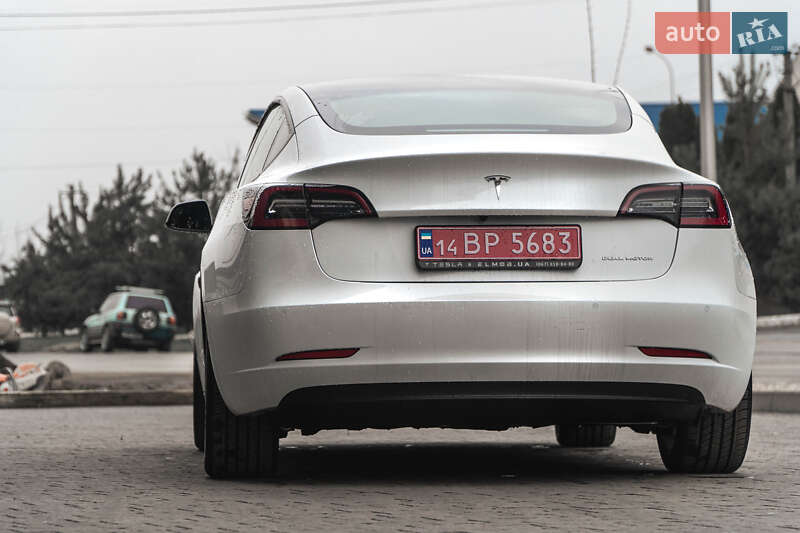 Седан Tesla Model 3 2021 в Ужгороді