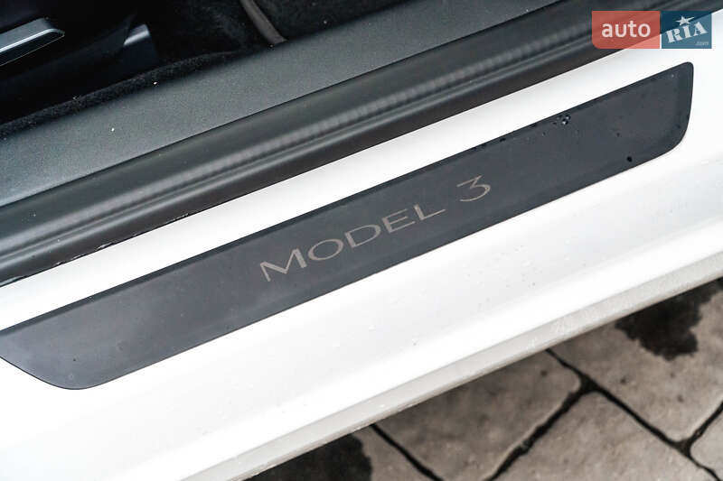 Седан Tesla Model 3 2021 в Ужгороді