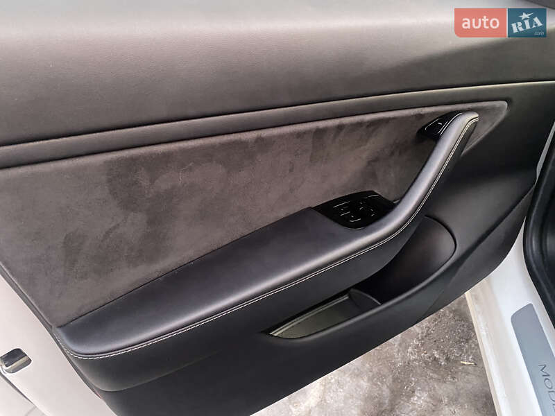 Седан Tesla Model 3 2018 в Чернигове