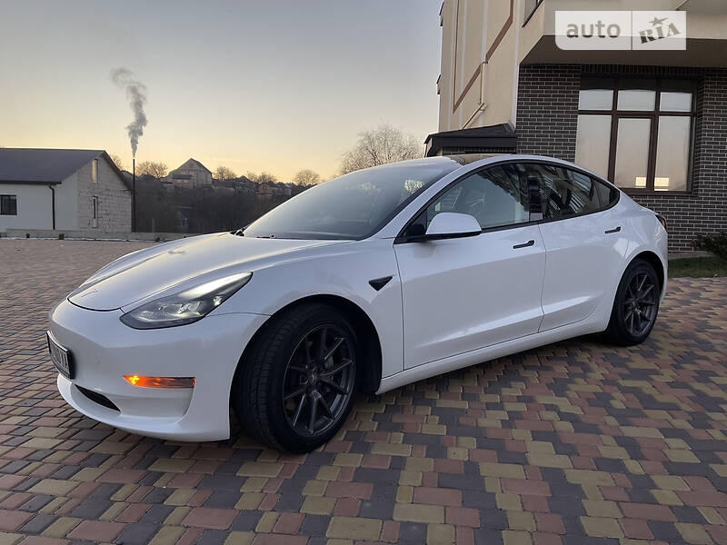 Седан Tesla Model 3 2021 в Львове