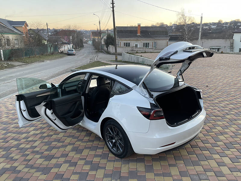 Седан Tesla Model 3 2021 в Львове